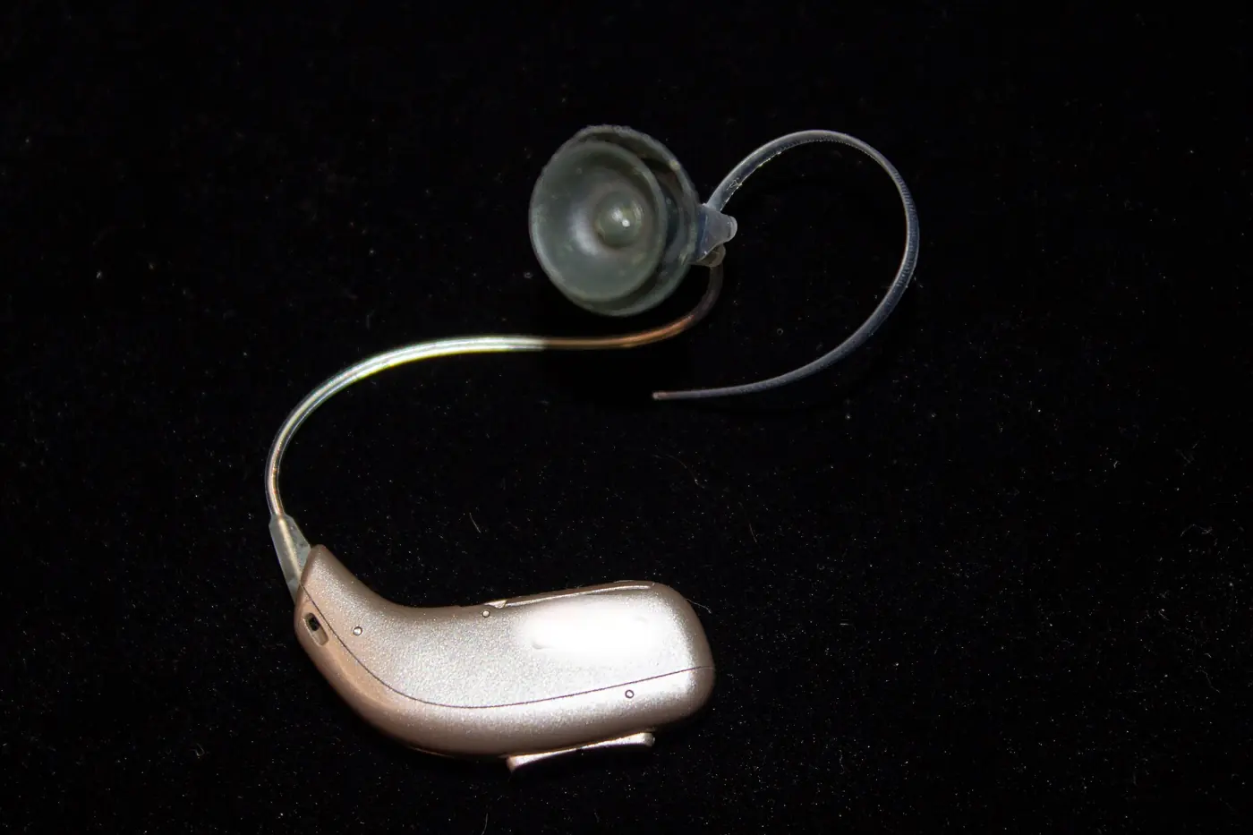 Auxiliar auditivo retroauricular moderno sobre fondo negro